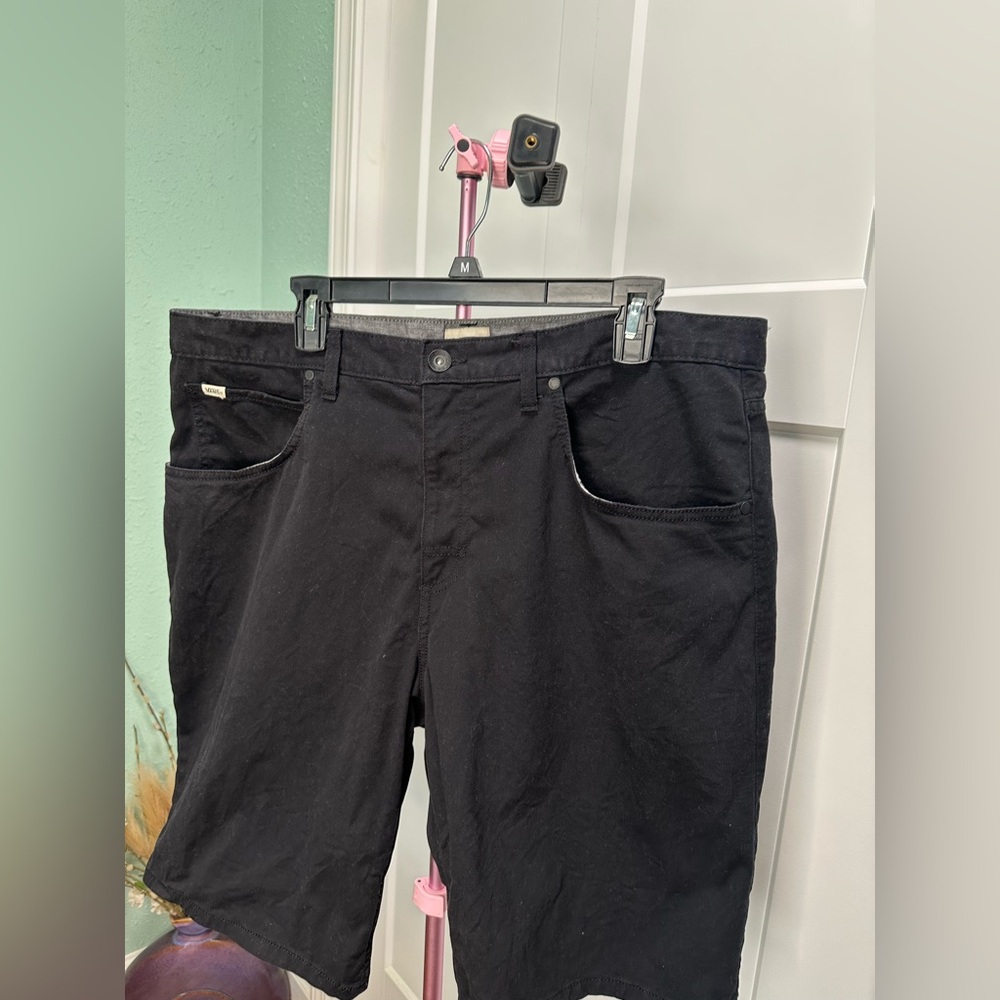 Vans off the wall, mens shorts black size 38 EUC skater